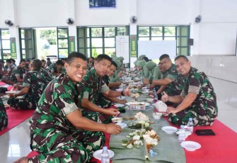 Makan bersama prajurit Korem 142/Tatag