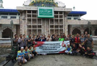 Foto bersama usai karya bakti bersihkan lingkungan masjid raya At Taqwa Amuntai