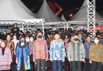 Danrem 142/Tatag (batik hijau) saat pembukaan Manakarra Fair 2022