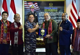 Pangkoarmada III saat bertukar cenderamata dengan Ketua Komisi I DPR RI di Sorong