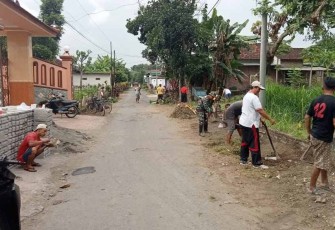 Kerja bakti bersama warga binaan