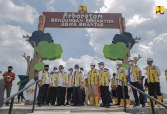 Menteri Basuki saat meninjau pembangunan bendungan Semantok di Nganjuk