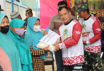 Danrem 081/DSJ saat berikan bantuan ke warga