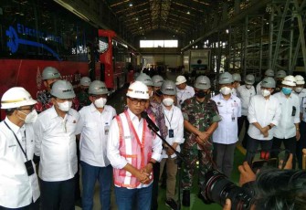 Dandim Madiun saat mendampingi kunjungan Menhub di PT INKA 