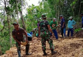 Gotong royong bersama warga binaan perbaiki jalan desa 