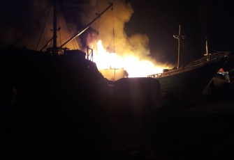 Kapal terbakar di Kalimas Surabaya 