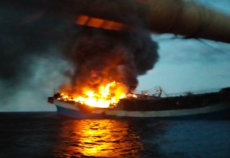 Evakuasi kapal terbakar di perairan Paiton Probolinggo 
