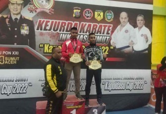 Prajurit Yonif 100/PS saat menerima medali emas di kejuaraan Karate Piala Kapoldasu