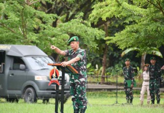 Kasrem 142/Tatag saat menjadi Irup dan memberikan arahan prajuritnya 