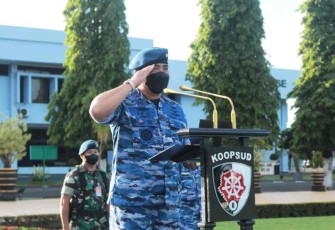 Pangkoopsud II saat memimpin upacara bendera 