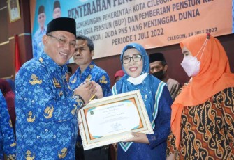 Walikota Cilegon saat memberikan penghargaan bagi PNS