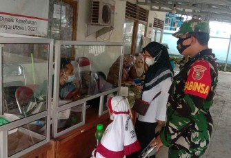 Praka Rohmatuah saat mendampingi vaksinasi warga binaan