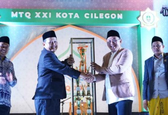 Walikota Cilegon saat memberikan piala MTQ XXI Kota Cilegon 