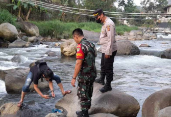 Rekontruksi penemuan mayat bayi di sungai Ciliwung 