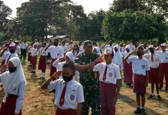 Berseragam SD Siswa SMPN 1 Kumbe terima Wasbang