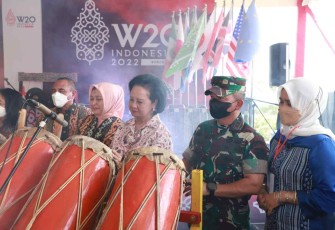 Pangdam I/BB saat pemukulan Gondang pembukaan KTT Women 20 Summit 