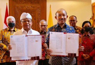 Pertemuan Gubernur Bali, I Wayan Koster (kiri), dan Rektor Universitas Pertamina (kanan) dalam rangka Penandatanganan Nota Kesepahaman, Bali, 2022.