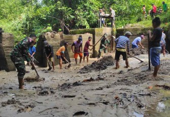 Karya bakti membersihkan saluran air di perbatasan 