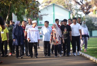 Pangdam dampingi mantan Wapres jalan santai  
