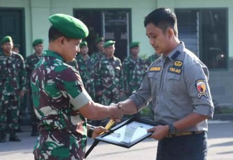 Danrem 081/DSJ saat menyerahkan penghargaan 