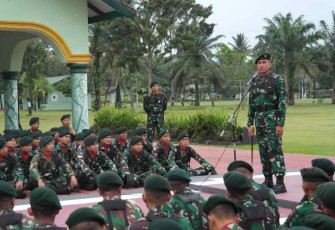 Danyonif 100/PS saat memberikan jamdan