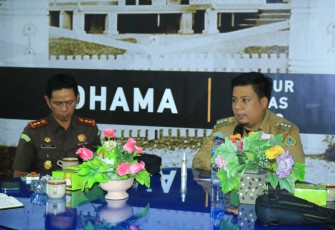 Kajari Samosir Andi Adikawira Putera dan Bupati Samosir Vandiko T. Gultom