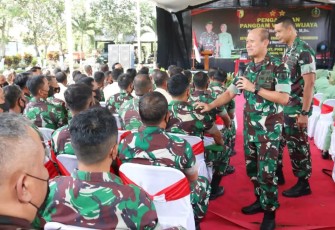 Pangdam V/Btw saat memotivasi prajuritnya di Kodim 0806/Trenggalek 