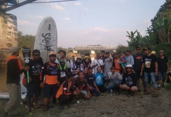 Wakil Bupati Blora Tri Yuli Setyowati foto bersama tim Misi Ekspedisi Bengawan Solo 2022 di bawah jembatan perbatasan Cepu-Padangan.