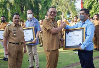 Walikota Cilegon saat memberikan penghargaan 