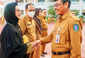 Kepala BKD provinsi kepulauan Riau saat memberikan ucapan selamat