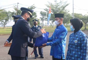 Danlanud saat memberikan tali asih