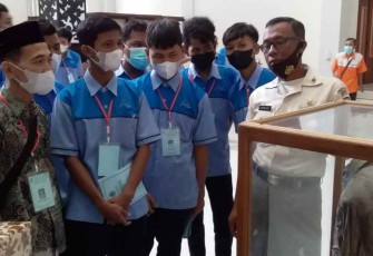 Antusias siswa saat menerima penjelasan dalam pameran museum di lobby TVRI Yogyakarta 