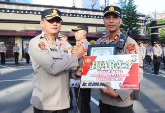 Penyerahan hadiah lomba Harkamtibmas jajaran Polrestabes Makassar 