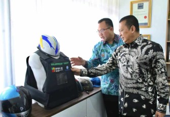 Ketua MPR RI Bambang Soesatyo saat melihat baju anti peluru dari limbah sawit