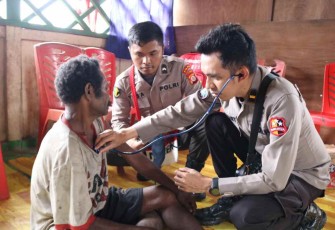 Pengobatan gratis warga Kenyam