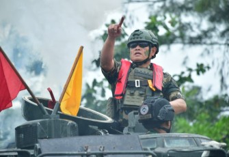 Kasal saat memberikan komando diatas ranpur TNI AL