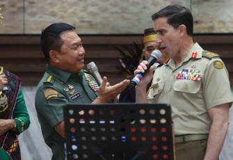Jenderal Dudung saat bernyanyi bersama Kepala Staf AD Australia di Mabesad