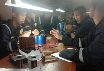 Praktek siswa Pusdiktek Kodiklatal Surabaya