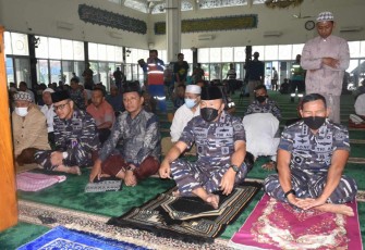 Prajurit Lantamal V Surabaya saat peringati tahun baru Islam di masjid At Taqwa