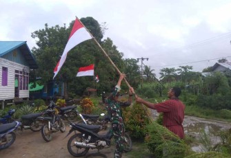 Pasang bendera merah putih di depan rumah warga perbatasan 