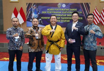 Danpuspomal saat menerima sabuk hitam Dan IV taekwondo di Jakarta 