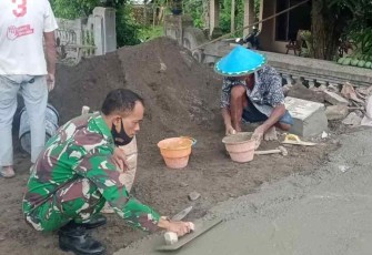 Pengecoran jalan bersama warga desa Banyuurip