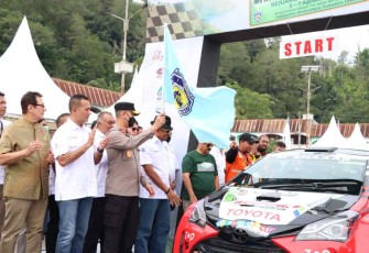 Wakapolda Sumut Brigjen Pol Dadang Hartanto saat melepas peserta rally
