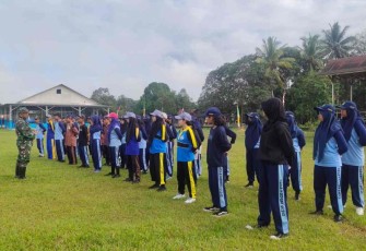 Serka Nurkholis saat melatih anggota paskibraka 