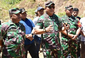 Danrem 023/KS Kol Inf Dodi Triwinarto saat memberikan arahan di lokasi TMMD Ke 114 Kodim 0211/TT 