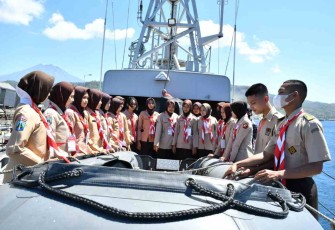 Pelajar di Banyuwangi saat mengunjungi KRI Salawaku 842