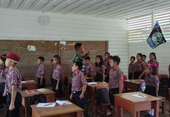 Penuh dedikasi kegiatan sasaran non fisik Satgas TMMD Ke 114 Kodim 1206/PSB mengajarkan siswa cerdaskan generasi bangsa masa depan