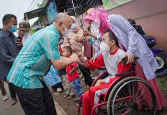 Mentri Teten saat bersama penyandang disabilitas 