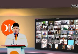Ketua DPW PKS Jawa Timur Irwan Setiawan saat melantik 367 anggota PKS yang naik jenjang dari Pratama ke Madya dan dari Madya ke jenjang Dewasa Ahad, 7 Agustus 2022. 