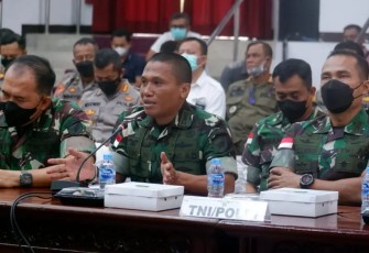 Kol Inf Iwan Purbantoro saat memberikan penjelasan dalam Rakorwil di kantor gubernur 